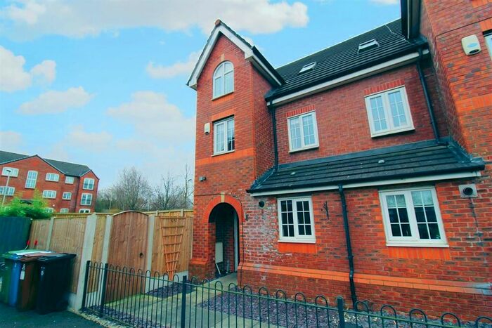3 Bedroom Semi-Detached House To Rent In Kennett Drive, Bredbury, Stockport SK6