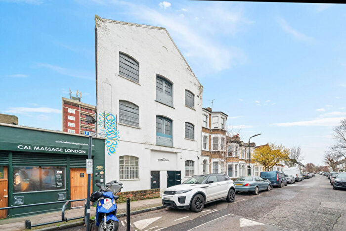 3 Bedroom Flat To Rent In A Prince George Road, Second Floor Front, Stoke Newington, N16