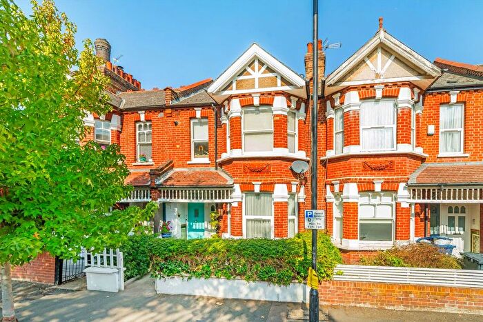 3 Bedroom Maisonette For Sale In Valetta Road, Acton, W3
