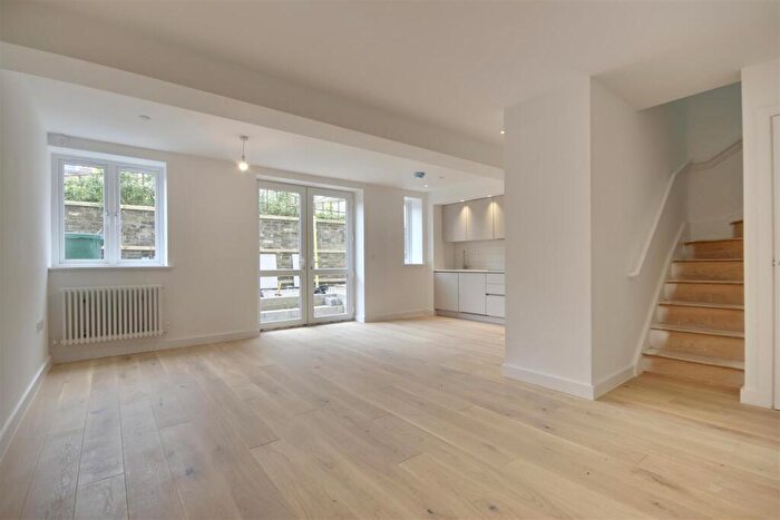 2 Bedroom Flat For Sale In St. Helens Parade, Southsea, PO4