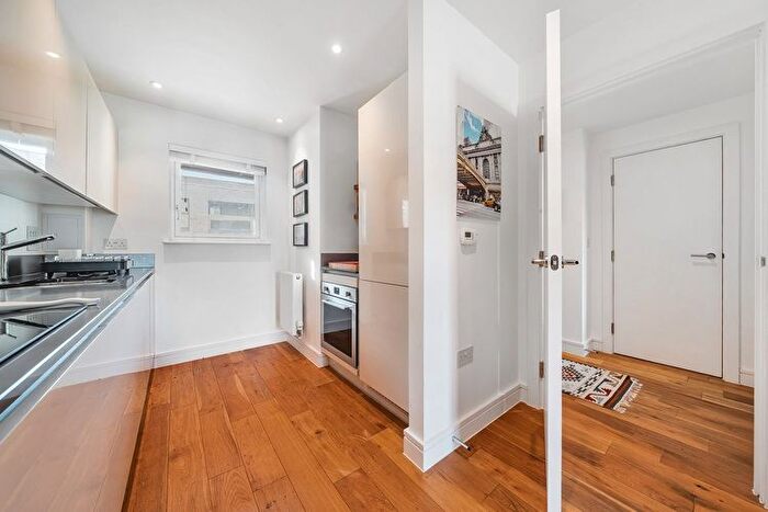 1 Bedroom Flat For Sale In Bradley Road, Clapham, London, SW4