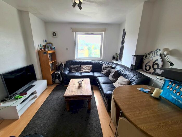 2 Bedroom Flat To Rent In Vestry Road, London, SE5
