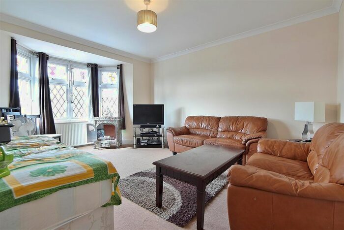 1 Bedroom Flat To Rent In Noble Corner, Great West Road, Hounslow, TW5