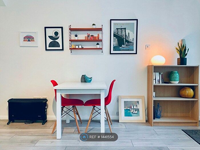 Studio To Rent In The Loning, London, NW9