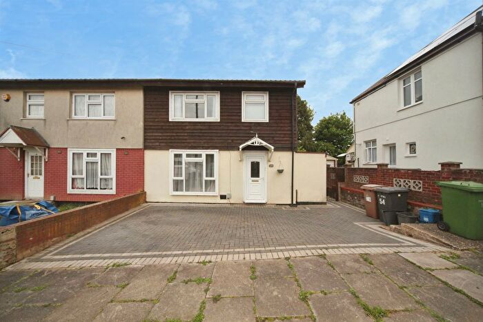 3 Bedroom Semi-Detached House For Sale In Burnham Road, Luton, LU2