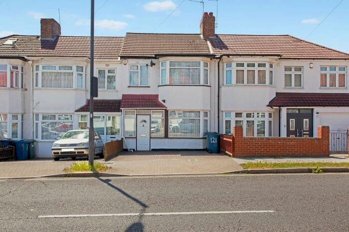 3 Bedroom Flat To Rent In Turner Road, Edgware, HA8