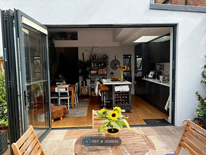 2 Bedroom Flat To Rent In Cathles Road, London, SW12