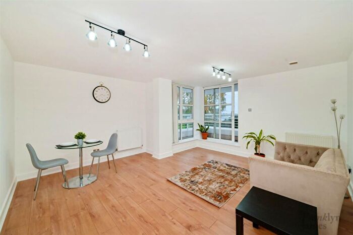 2 Bedroom Apartment For Sale In Barrier Point Road, London, E16
