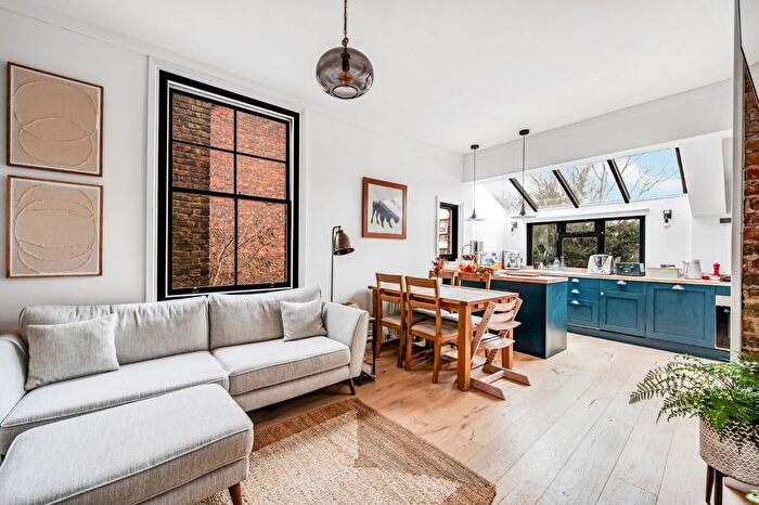 3 Bedroom Flat To Rent In Beaumont Road, Chiswick Park, W4