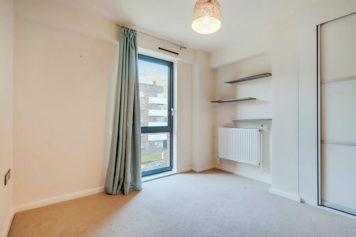 2 Bedroom Flat For Sale In Macaulay Road, London, SW4