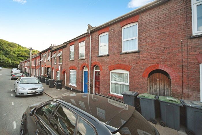 3 Bedroom Terraced House For Sale In Jubilee Street, Luton, LU2