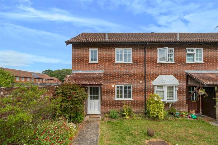 3 Bedroom Terraced House To Rent In Chalcraft Close, Liphook, GU30