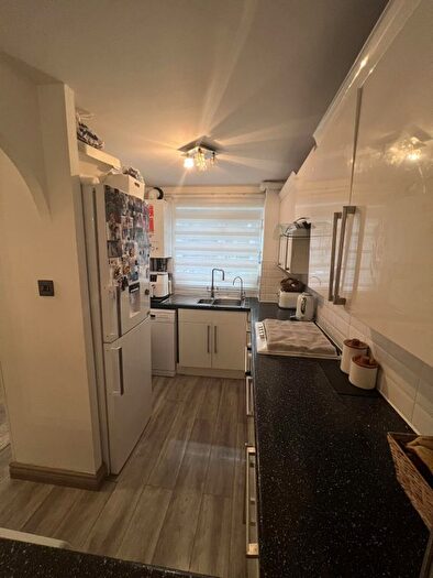 1 Bedroom Flat For Sale In Plowman Close, London, N18