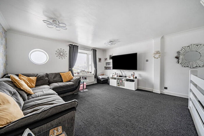 3 Bedroom Semi-Detached House For Sale In Laurel Close, Southampton, SO19
