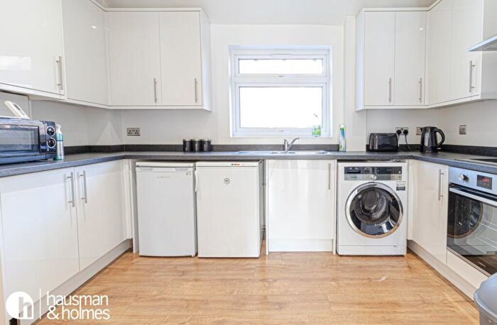 3 Bedroom Flat To Rent In North End Road, Golders Green, NW11