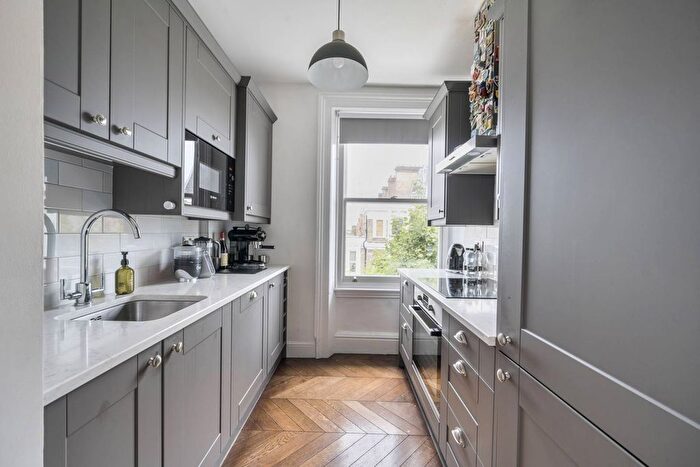 2 Bedroom Flat For Sale In Redcliffe Square, Chelsea, London, SW10