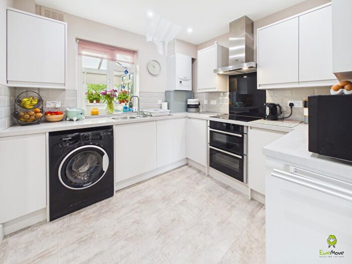3 Bedroom Terraced House For Sale In Ridge Way, Crayford, Dartford, DA1