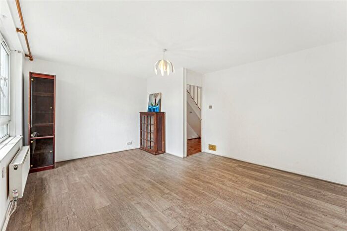 2 Bedroom Apartment To Rent In Jansen Walk, London, SW11