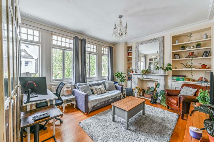 1 Bedroom Flat To Rent In Longbeach Road, Clapham Common North Side, London, SW11