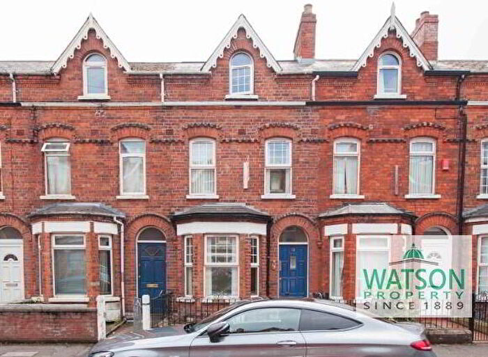 6 Bedroom Mid TownHouse For Sale In (Six Bedroom Hmo), St Ives Gardens, Belfast, BT9