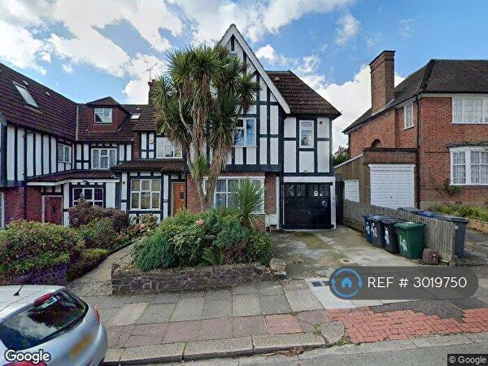2 Bedroom Flat To Rent In North Crescent, London, N3