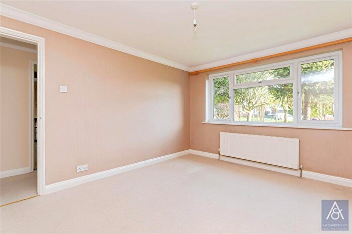2 Bedroom Bungalow For Sale In Elm Drive, Deanshanger, Milton Keynes, MK19