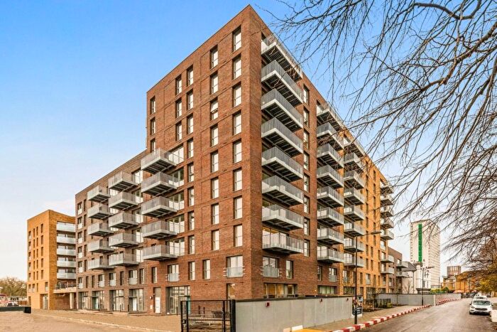 2 Bedroom Flat To Rent In Grove Street, London, SE8