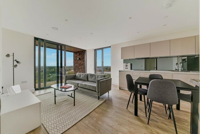 2 Bedroom Flat To Rent In Kempton House, London Square Staines, Staines, TW18