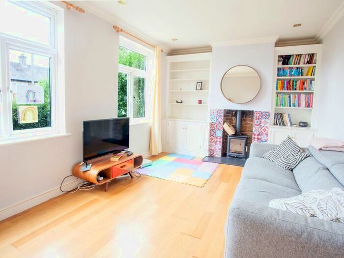 2 Bedroom Flat To Rent In Beclands Road, London, SW17
