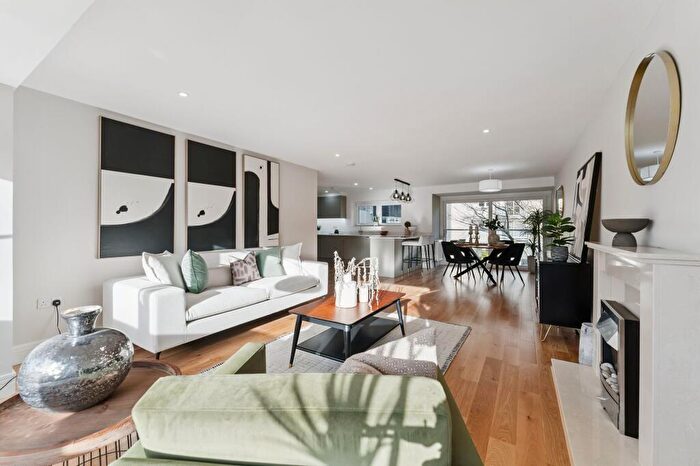 3 Bedroom Apartment For Sale In Norwood Park, Bearsden, G61