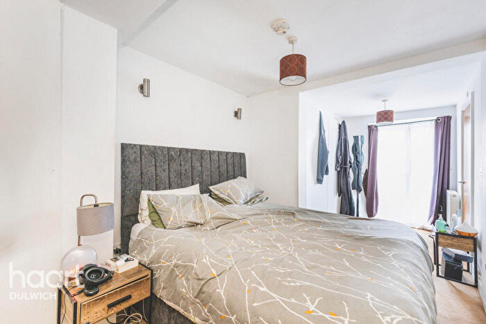 2 Bedroom Flat For Sale In Rye Hill Park, London, SE15