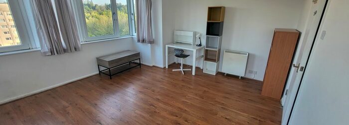 2 Bedroom Flat To Rent In Kersal Way, Salford, M7