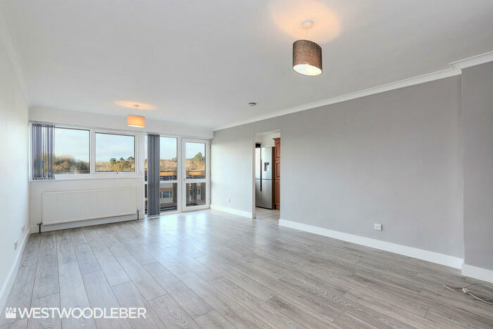 2 Bedroom Maisonette To Rent In Hillside, Hoddesdon, EN11