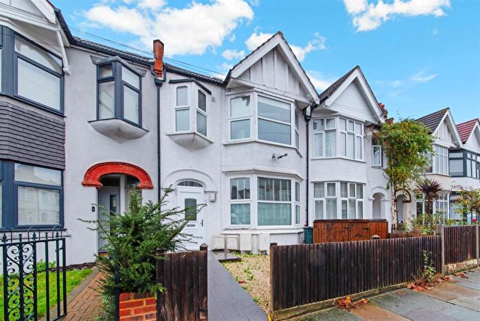 2 Bedroom Flat To Rent In Park Avenue, Mitcham, CR4