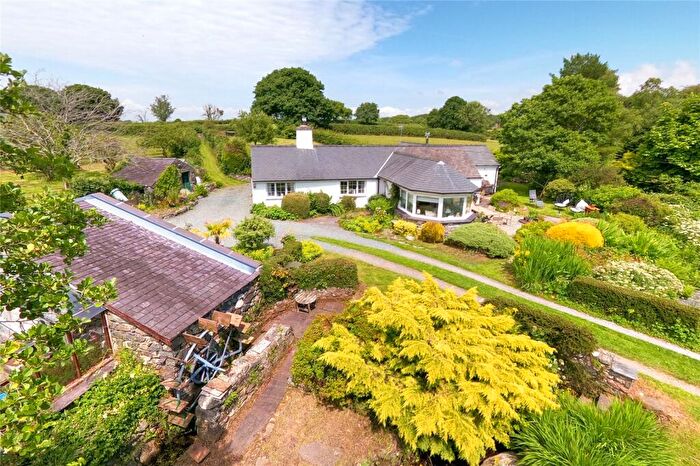 3 Bedroom Garage / Parking For Sale In Groeslon, Caernarfon, Gwynedd, LL54