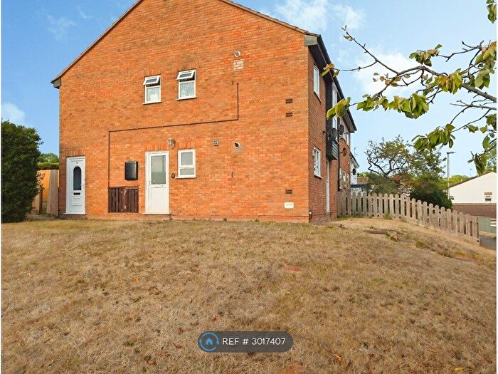 2 Bedroom Flat To Rent In Hawthorn Grove, Exmouth, EX8