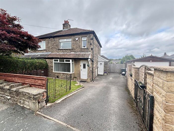 3 Bedroom Semi-Detached House For Sale In , Newlands Avenue, Northowram, HX3