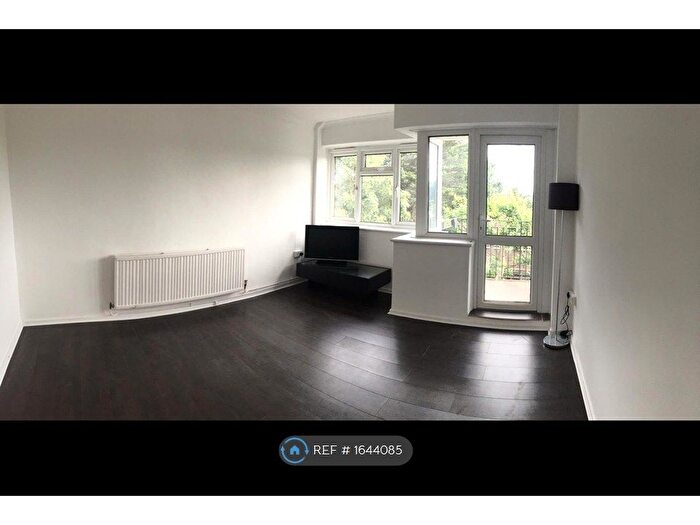 2 Bedroom Flat To Rent In Thursley Gardens, London, SW19