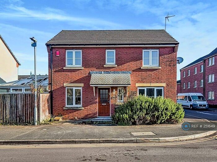 3 Bedroom Semi-Detached House To Rent In Middlefield Road, Chippenham, SN14