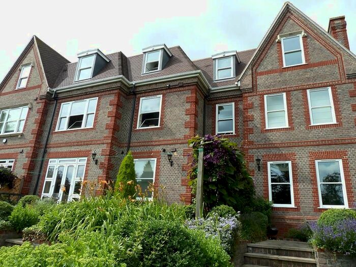 2 Bedroom Flat To Rent In The Mount, Caversham, Reading, RG4
