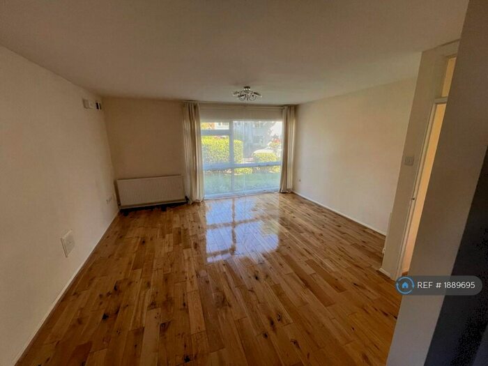 2 Bedroom Flat To Rent In Glengall Road, Woodford Green, IG8