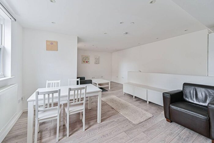 2 Bedroom Flat To Rent In Fanthorpe Street, West Putney, London, SW15