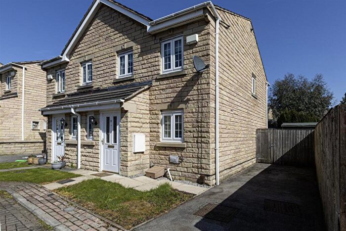 3 Bedroom Semi Detached House For Sale In College Avenue, Lindley, Huddersfield, HD3