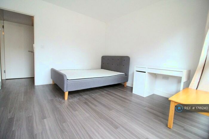 2 Bedroom Flat To Rent In Copenhagen Court, London, SE8