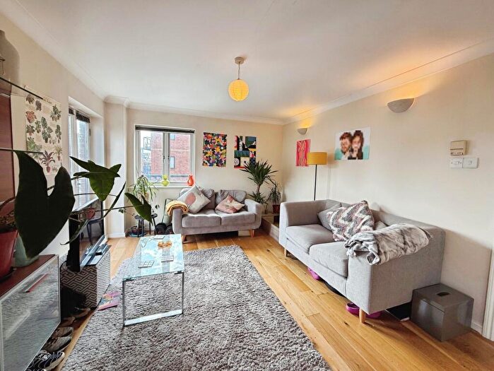 2 Bedroom Flat To Rent In Langtons Wharf, Leeds, West Yorkshire, LS2