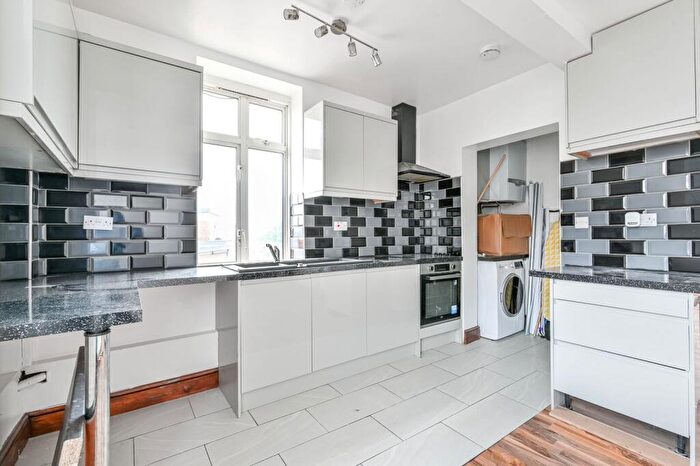 3 Bedroom Flat To Rent In Shacklewell Lane, Shacklewell, London, E8
