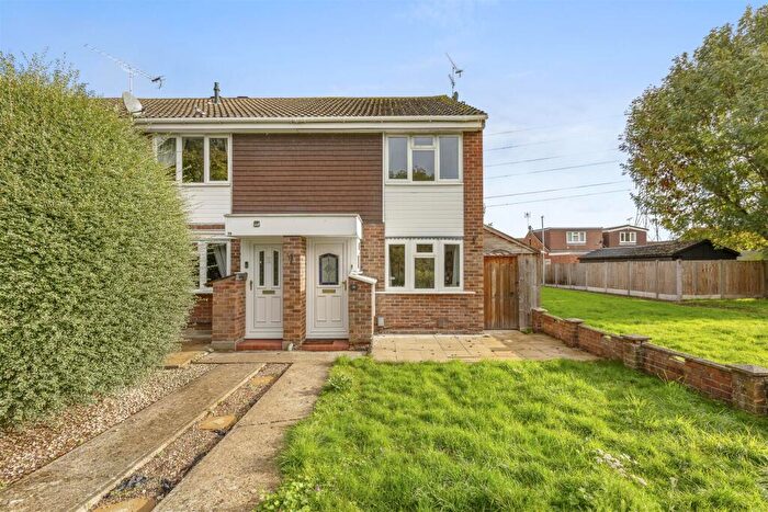 2 Bedroom End Of Terrace House For Sale In Upper Abbotts Hill, Aylesbury, HP19
