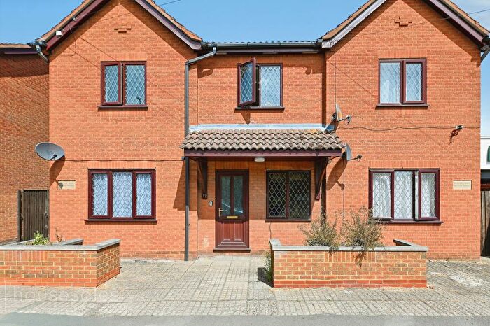 1 Bedroom Flat For Sale In Peacock Court Bridge Road, Lincolnshire, PE12