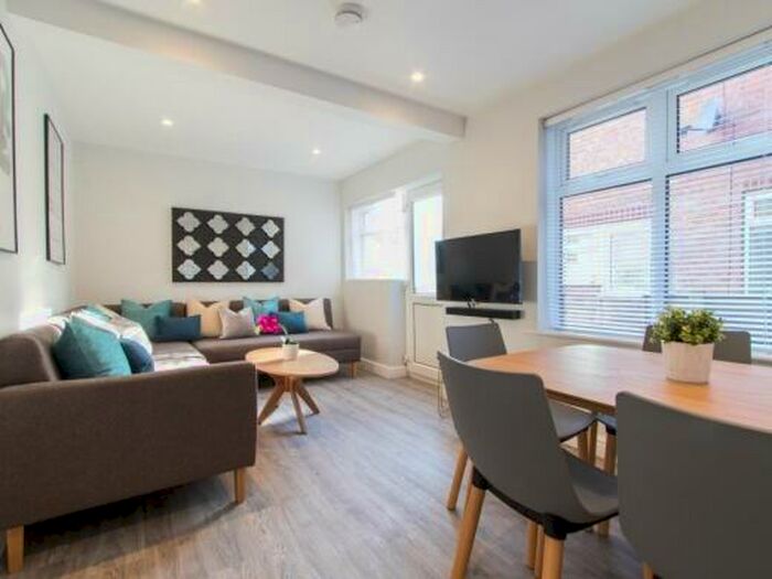 6 Bedroom Terraced House To Rent In Kingswood Road, Manchester, M14