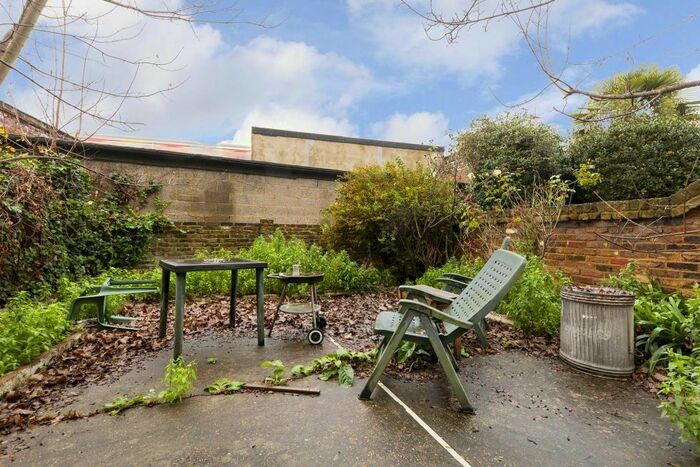 3 Bedroom Flat To Rent In Pennard Road, London, W12